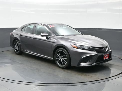 Used 2022 Toyota Camry SE FWD image 8