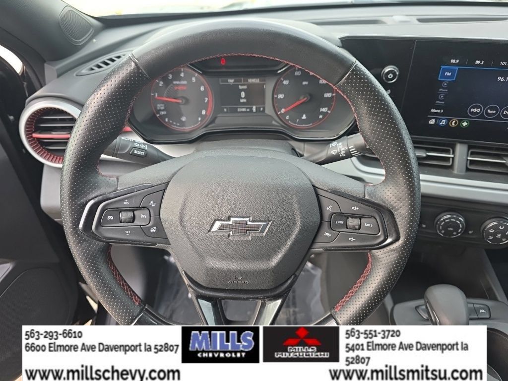 Used 2025 Chevrolet Trax RS w/ Sunroof Package FWD image 9