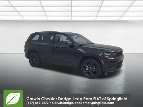 Used 2023 Jeep Grand Cherokee Altitude image 2