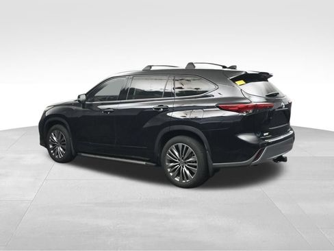Used 2021 Toyota Highlander Platinum FWD image 3