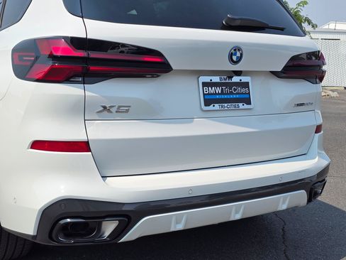 New 2026 BMW X5 xDrive50e w/ M Sport Package AWD/4WD image 7