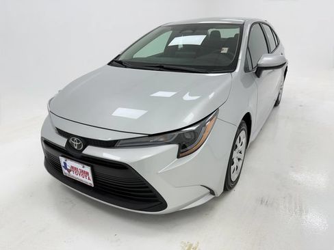 Used 2025 Toyota Corolla LE FWD image 4