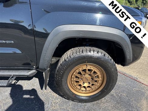 Used 2021 Toyota Tacoma TRD Off-Road image 2
