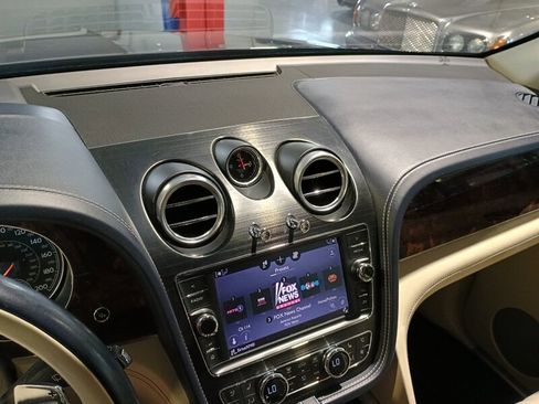 Used 2017 Bentley Bentayga AWD/4WD image 19