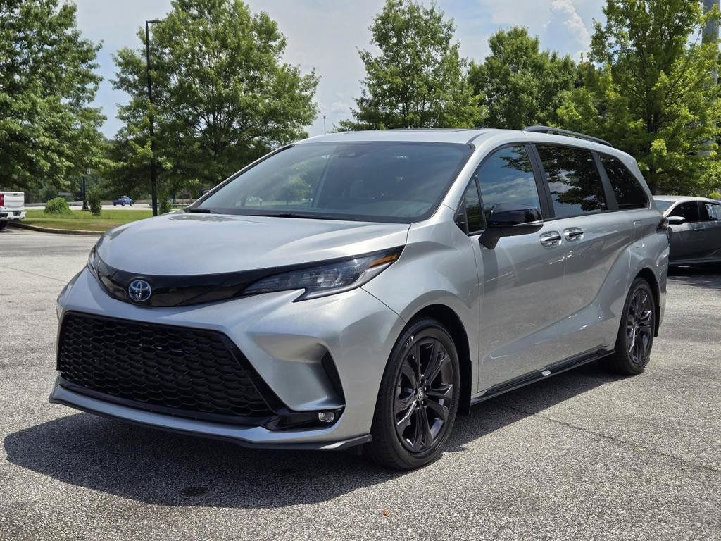 Used 2025 Toyota Sienna XSE w/ XSE Premium Package FWD image 1