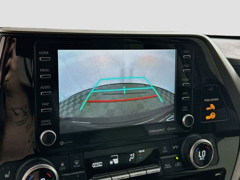 Used 2022 Toyota Highlander XLE FWD image 23