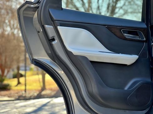 Used 2017 Jaguar F-PACE R-Sport image 15