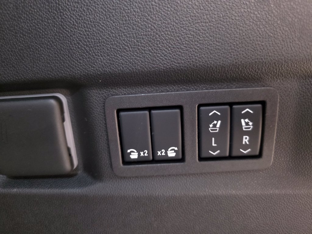 Used 2024 GMC Yukon Denali Ultimate w/ LPO, Floor Liner Package AWD/4WD image 11