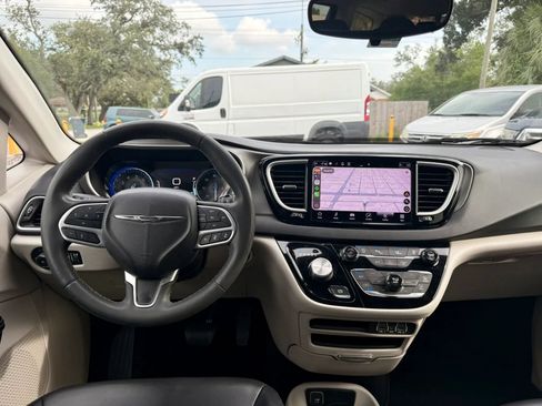 Used 2023 Chrysler Pacifica Touring-L FWD image 17
