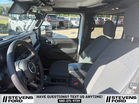 Used 2025 Jeep Gladiator Sport AWD/4WD image 15