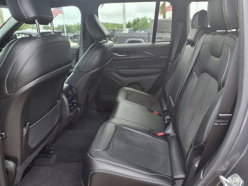 Used 2025 Jeep Grand Cherokee Altitude AWD/4WD image 24