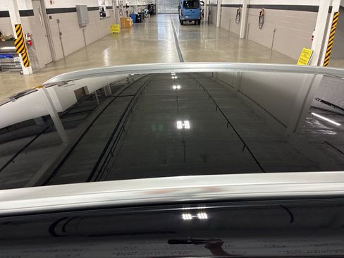 Used 2025 Mercedes-Benz GLC 350e 4MATIC image 9