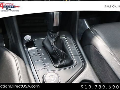 Used 2021 Volkswagen Tiguan SE w/ Panoramic Sunroof Package image 39