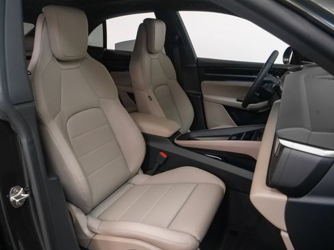 Used 2025 Porsche Macan Electric image 17