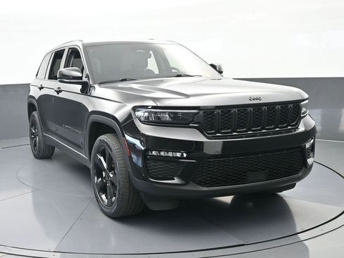 Used 2023 Jeep Grand Cherokee Limited w/ Black Appearance Package image 9