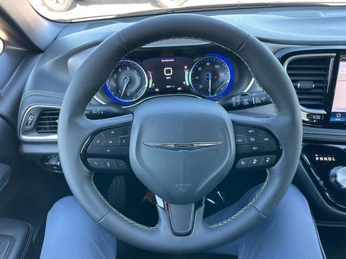 Used 2025 Chrysler Pacifica Limited image 24