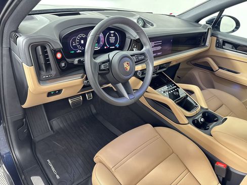 Certified 2025 Porsche Cayenne S image 4