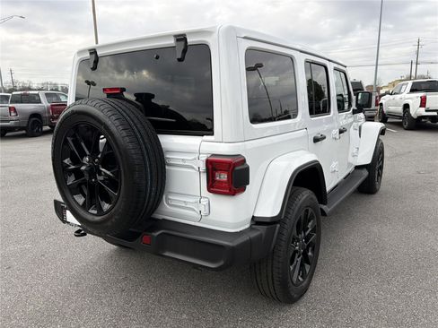 Used 2025 Jeep Wrangler Sahara image 6