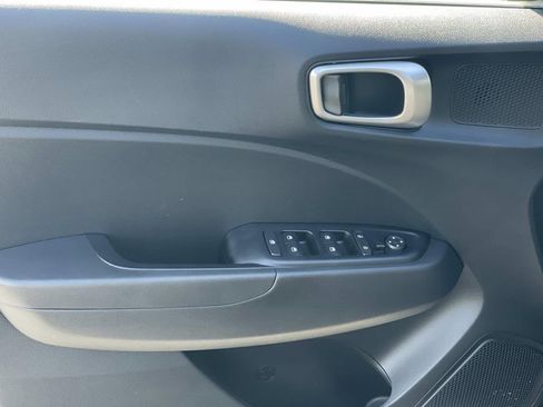 Certified 2025 Hyundai Venue SE image 19