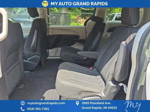 Used 2017 Chrysler Pacifica Touring FWD image 26
