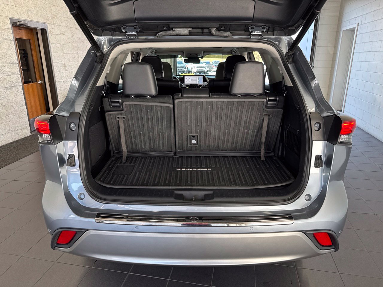 Certified 2021 Toyota Highlander Platinum AWD/4WD image 10