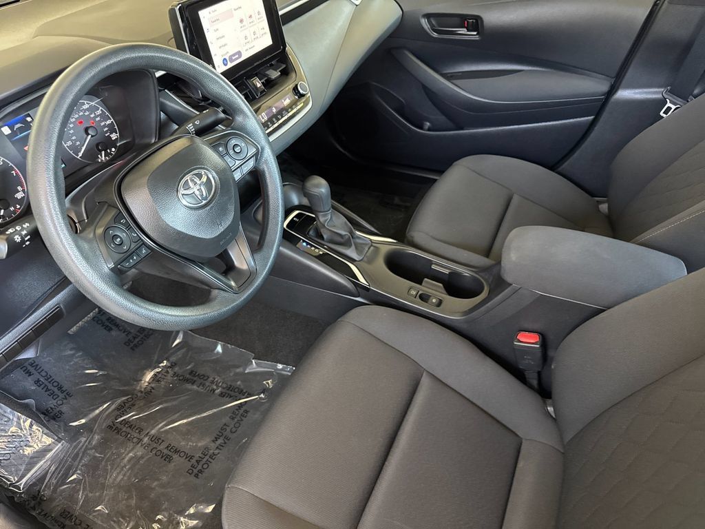 Used 2025 Toyota Corolla LE FWD image 9