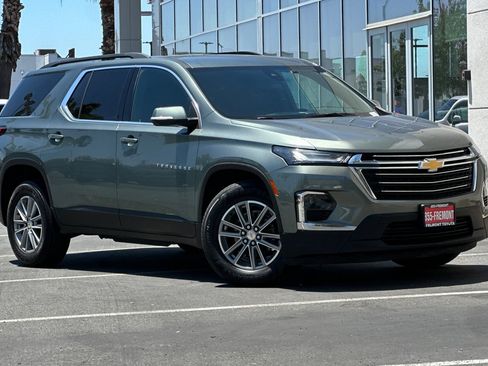 Used 2023 Chevrolet Traverse LT FWD image 2