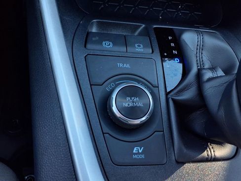 Used 2025 Toyota RAV4 XLE w/ Convenience Package image 21