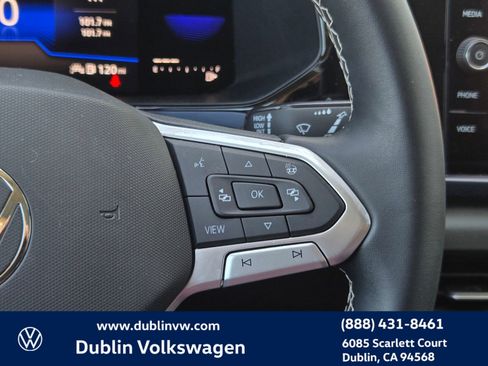 Used 2023 Volkswagen Taos SE w/ Panoramic Sunroof Package FWD image 21