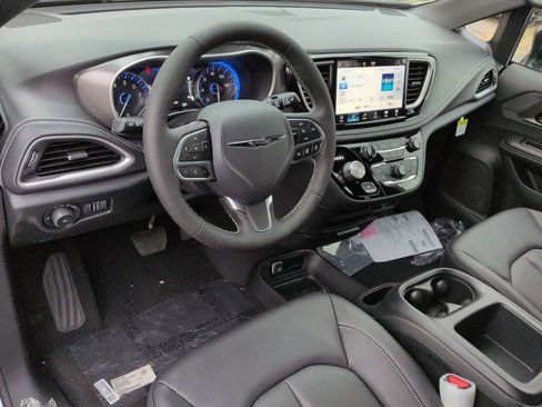 New 2026 Chrysler Pacifica Select image 9