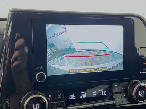Used 2025 Toyota Highlander LE FWD image 28