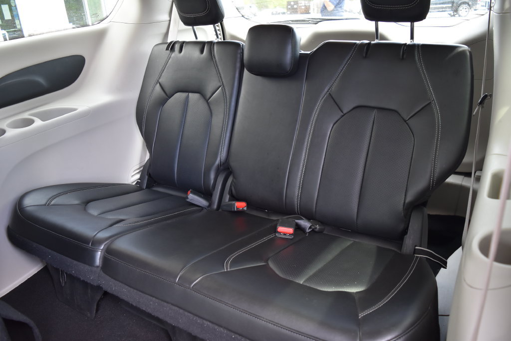 Used 2024 Chrysler Pacifica Limited FWD image 11