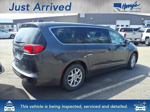 Used 2017 Chrysler Pacifica Touring image 4