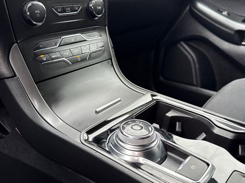 Used 2020 Ford Edge SE image 31