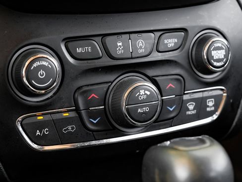 Used 2021 Jeep Cherokee Limited w/ Mopar Interior Package image 38