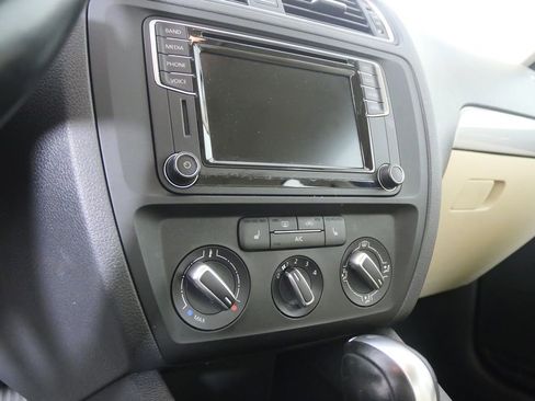Used 2017 Volkswagen Jetta SE image 23