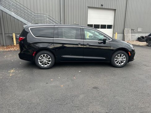 New 2026 Chrysler Pacifica Select image 2