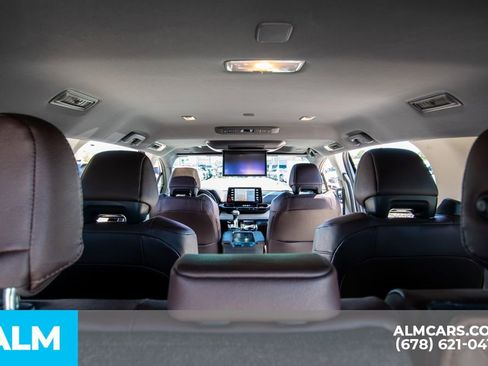 Used 2023 Toyota Sienna Platinum image 18