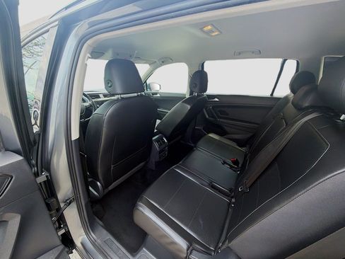 Used 2018 Volkswagen Tiguan SE FWD image 25