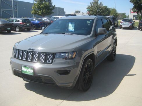 Used 2021 Jeep Grand Cherokee Laredo X AWD/4WD image 4