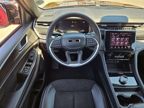 Used 2025 Jeep Grand Cherokee Altitude AWD/4WD image 9