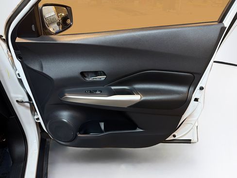 Used 2019 Nissan Kicks SR w/ SR Premium Package FWD image 29