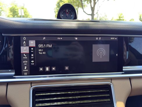 Used 2018 Porsche Panamera image 28