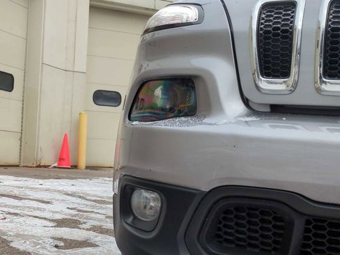 Used 2018 Jeep Cherokee Latitude w/ Cold Weather Group image 11