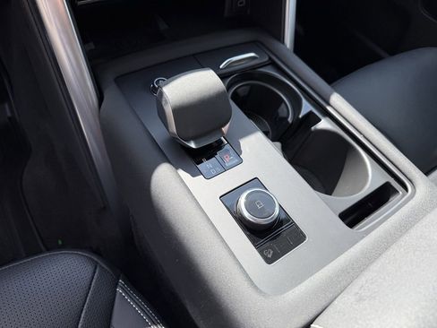 Used 2024 Land Rover Discovery Dynamic SE image 30