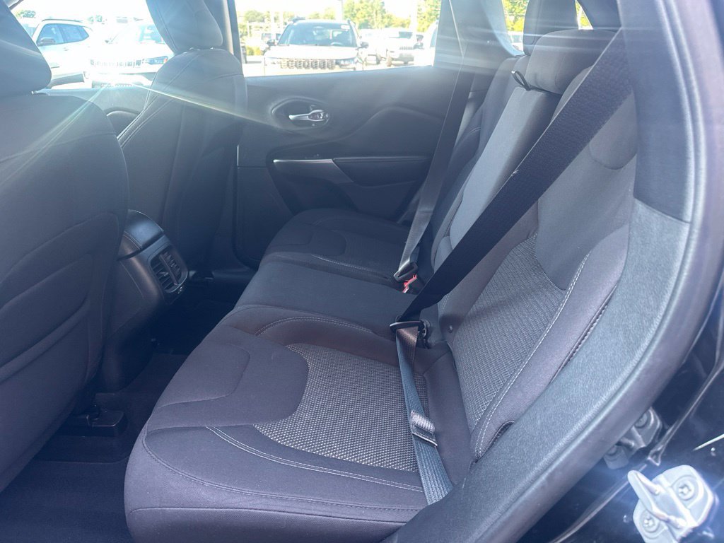 Used 2019 Jeep Cherokee Latitude w/ Popular Appearance Group FWD image 9