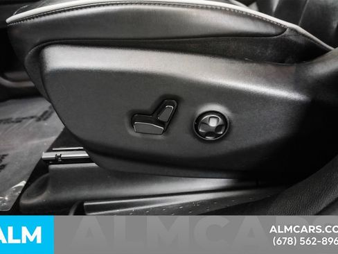 Used 2025 Chrysler Pacifica Limited image 31