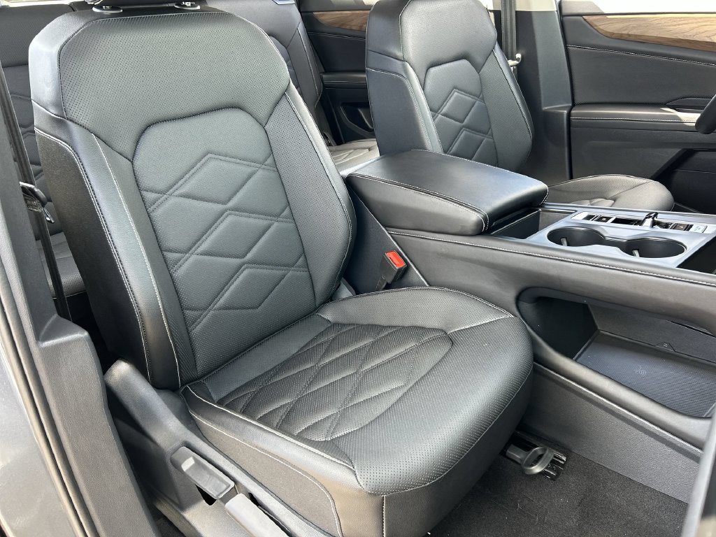 Used 2025 Volkswagen Atlas SE FWD image 26