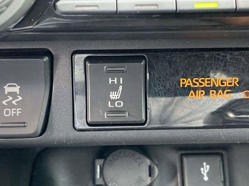 Used 2021 Toyota RAV4 XLE Premium image 24