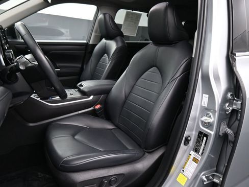 Used 2022 Toyota Highlander XLE image 17